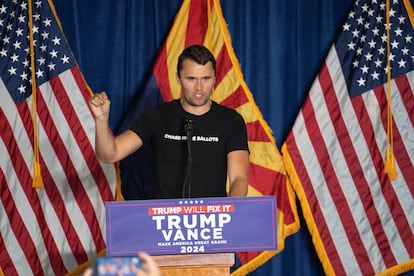 El cofundador de Turning Point USA, Charlie Kirk, habla durante el mitin del candidato republicano a vicepresidente de Estados Unidos, el senador J.D. Vance, en Scottsdale, Arizona, el pasado 2 de noviembre.