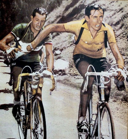 Coppi y Bartali en el Tour de 1952. Tras ellos iba el español Bernardo Ruiz.