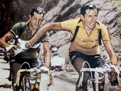 Coppi y Bartali en el Tour de 1952. Tras ellos iba el español Bernardo Ruiz.