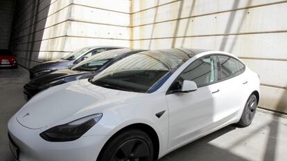 Coches eléctricos de alquiler, este lunes en el aeropuerto de Bilbao.