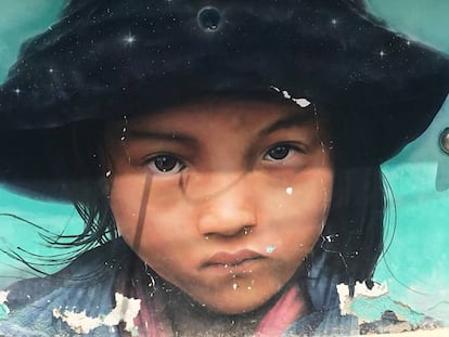 Pintada de una niña sobre un muro.