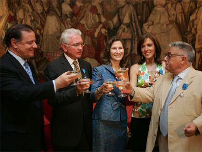 El embajador de Francia brinda con los cuatro periodistas españoles condecorados.