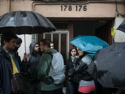 Concentració contra un desnonament a Nou Barris, Barcelona.