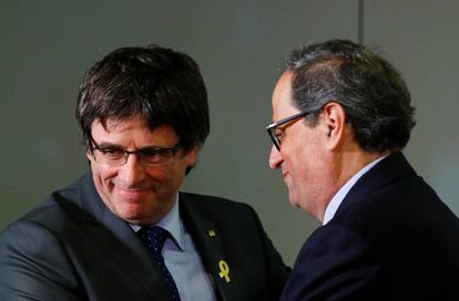 Carles Puigdemont y Quim Torra se saludan en su última reunión.