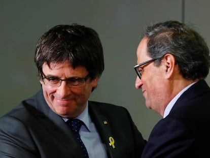 Carles Puigdemont y Quim Torra se saludan en su última reunión.