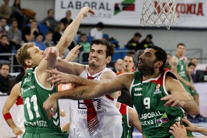Barac lucha por un rebote con Blazic y Bourousis