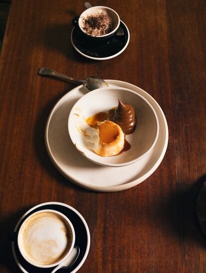 De postre, flan de huevo y dulce de leche.