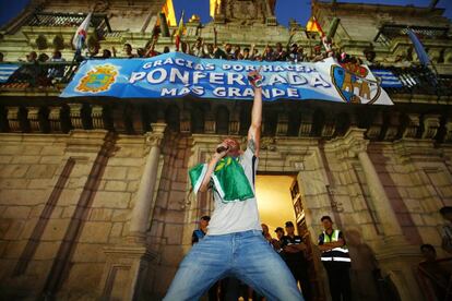 Yuri celebra el ascenso de la SD Ponferradina a LaLiga SmartBank en 2019 en la plaza del Ayuntamiento de Ponferrada.