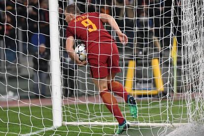 Edin Dzeko, de la Roma, celebra su gol.