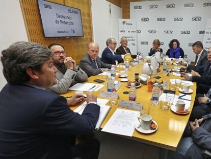 Particpantes en el encuentro informativo de la Cadena SER y EL PAÍS.