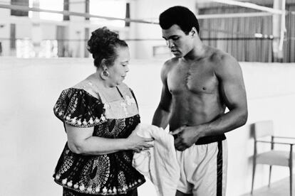 Muhammad Ali con su madre, Odessa Grady Claay, durante un entrenamiento en 1974.