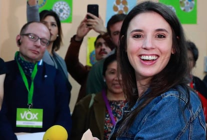 La candidata de la formación morada al Congreso por Madrid, Irene Montero, ha votado una hora después que Pablo Iglesias en el Colegio Público La Navata, en Galapar.