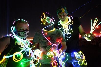 Asistentes al Festival de Música y Artes de Coachella celebrado en Indio, California (EE UU).