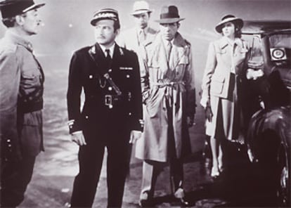 Fotograma de la célebre escena del aeropuerto de la película 'Casablanca'.