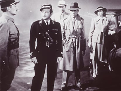 Fotograma de la célebre escena del aeropuerto de la película 'Casablanca'.