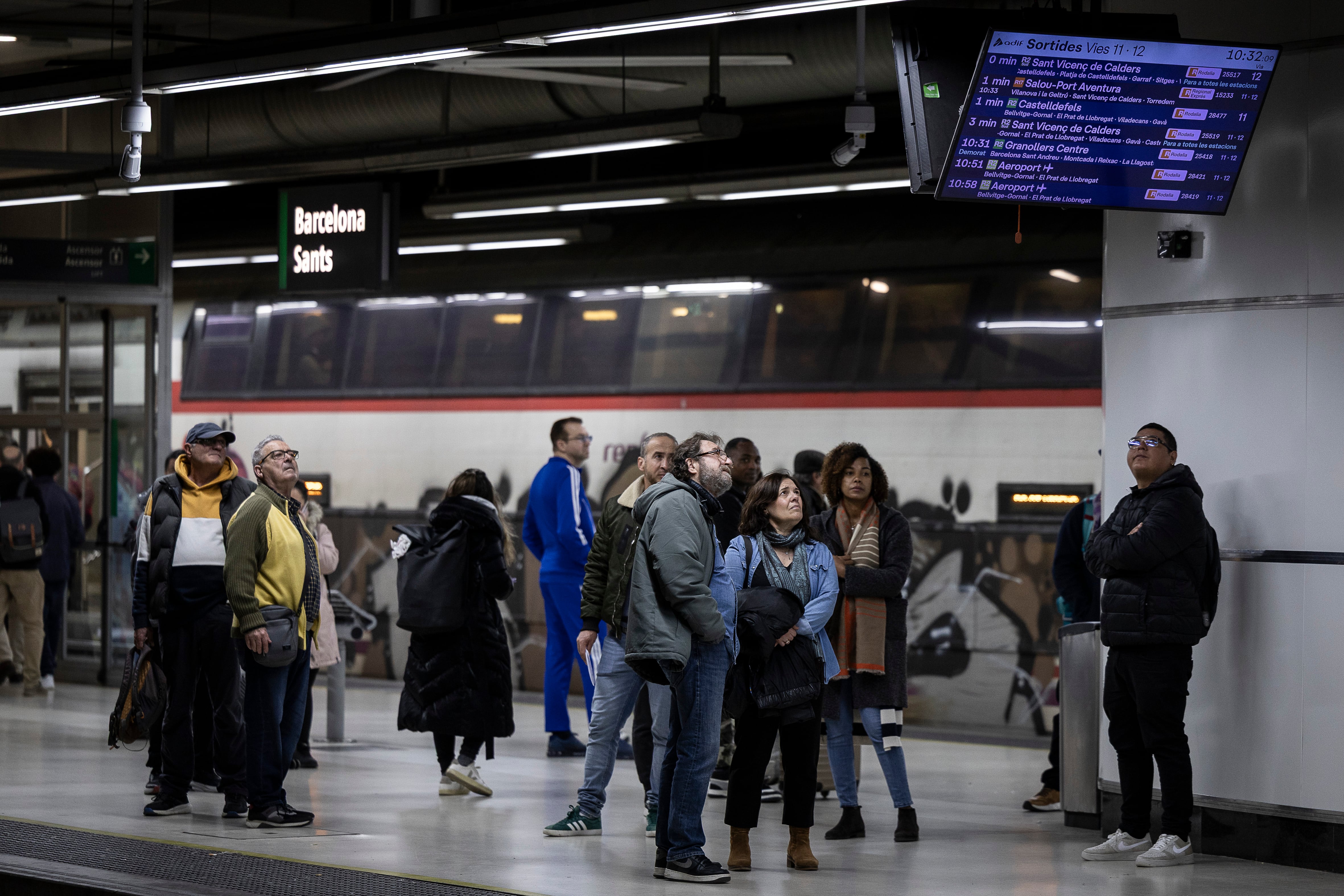 Usuarios de Rodalies esperan la llegada de su tren.