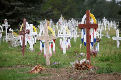 El cementerio Ermeskin del pueblo originario Cree, en Maskwacis, antes de ser visitado por el Papa. El poblad, ubicado en Alberta, fue el sitio del internado de Ermeskin, parte de una red de 139 instituciones en las que se cometieron los abusos.