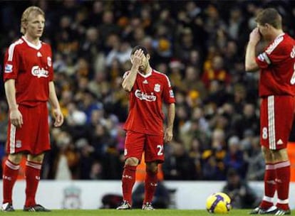 Kuyt, Mascherano y Gerrard reaccionan ante el segundo gol del Hull City