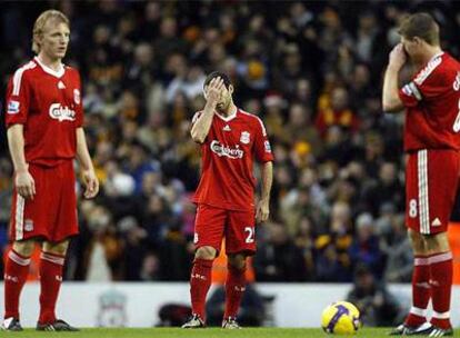 Kuyt, Mascherano y Gerrard reaccionan ante el segundo gol del Hull City