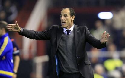 Valencia's headcoach Salvador Gonzalez x91Vorox92 gesture to their players during a Spanish La Liga soccer match against Valencia at the Mestalla stadium in Valencia, Spain, Saturday, Dec. 5, 2015. Salvador Gonzalez x91Vorox92 had been appointed as interim coach with Gary Nevillex92s brother Phil as his assistant following Nunox92s departure. Neville will officially take charge on Sunday, the day after Valencia's clash with Barcelona and before their Champions League clash with Lyon on Wednesday. (AP Photo/Alberto Saiz)