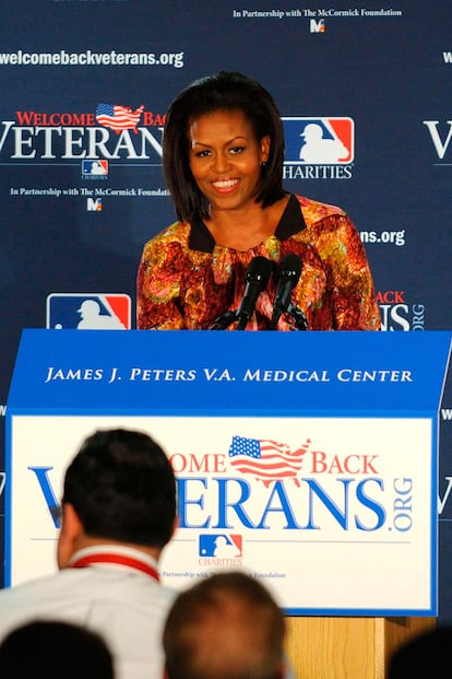 Michelle Obama, muy fiel a los diseñadores norteamericanos, a veces hace excepciones como ésta. Fue en 2009, donde apoyó a Peter Pilotto con una camisa de de su colección de otoño invierno de ese año.