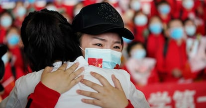 Una trabajadora de un equipo médico se despide en el aeropuerto de Wuhan después de que China haya levantado las restricciones sobre la capital de la provincia de Hubei, en el centro del país.