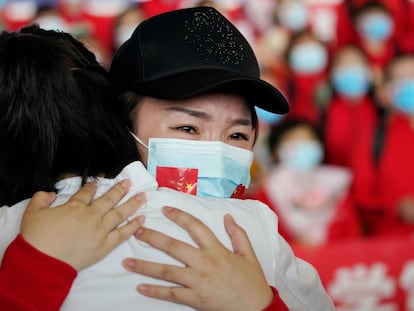 Una trabajadora de un equipo médico se despide en el aeropuerto de Wuhan después de que China haya levantado las restricciones sobre la capital de la provincia de Hubei, en el centro del país.