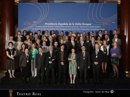 Foto de familia realizada en el Teatro Real, dentro de la Jornada sobre la Movilidad de Artistas y Producciones de Artes Escénicas y Música de la Unión Europea.