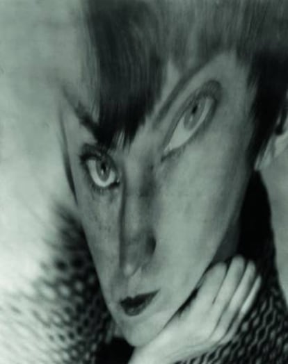 'Autorretrato-distorsión', uno de los impactantes retratos de Abbott, de 1930.