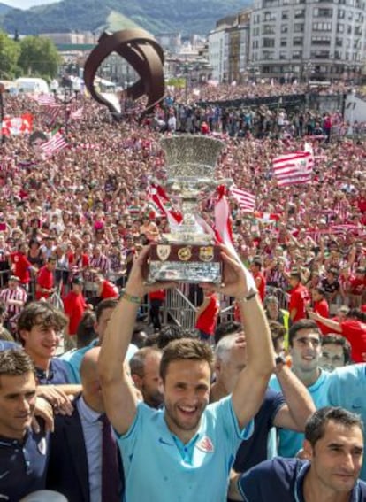 El capitán Carlos Gurpegui, levanta la Supercopa ante los miles de aficionados que celebraban el triunfo de su equipo.