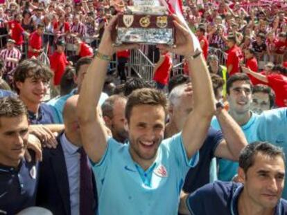 El capitán Carlos Gurpegui, levanta la Supercopa ante los miles de aficionados que celebraban el triunfo de su equipo.