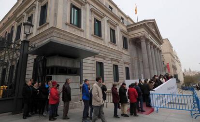 Decenas de personas esperan cola a las puertas del Congreso en la primera jornada de Puertas Abiertas celebrada este lunes en la Cámara Baja.
