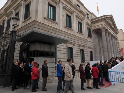 Decenas de personas esperan cola a las puertas del Congreso en la primera jornada de Puertas Abiertas celebrada este lunes en la Cámara Baja. 