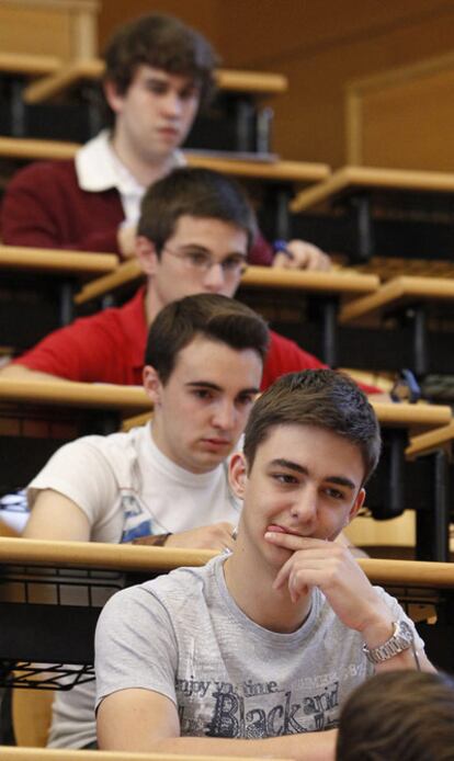 Alumnos esperan al primer examen, el de Lengua, en el primer día de Selectividad en la Comunidad.