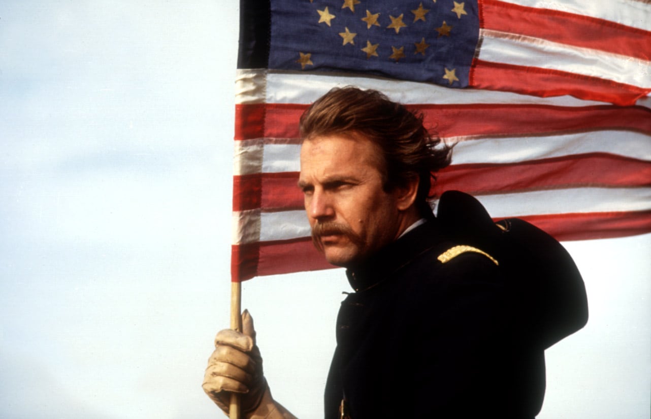 Kevin Costner llega a los 70 hipotecado y reconvertido en un soltero de oro de Hollywood 1 Kevin Costner, en un fotograma de 'Bailando con lobos' (1990).