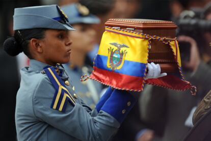 Una militar porta la urna con los restos simbólicos de Manuela Saenz, amante de Bolívar, en un acto celebrado el 6 de julio en Caracas.
