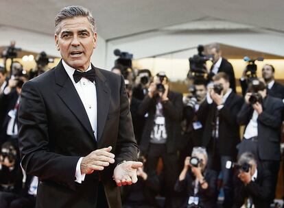 En las alfombras rojas, Clooney suele convertirse en uno de los objetivos de los fotógrafos, tanto por su elegancia como por su simpatía con los reporteros. Aquí, en el Festival de Venecia en 2013, en la presentación de ‘Gravity’.
