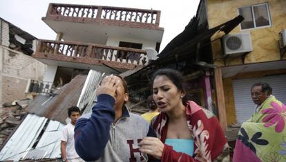 Unes dones ploren a Pedernales, l&#039;Equador.