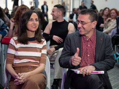 Ione Belarra, actual secretaria general de Podemos, junto a Juan Carlos Monedero, cofundador del partido, en un acto en marzo de 2023.