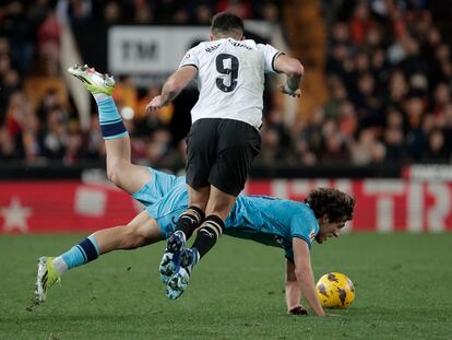 Hugo Duro y Unai Gómez disputan el balón en el Valencia-Athletic de este sábado.