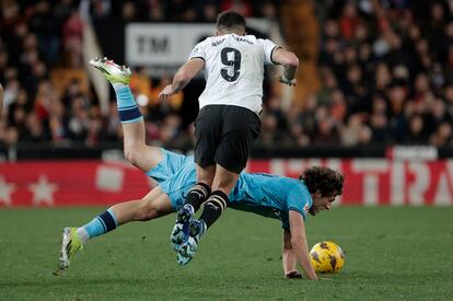 Hugo Duro y Unai Gómez disputan el balón en el Valencia-Athletic de este sábado.