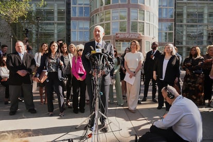 El abogado de los hermanos Menéndez, Mark Geragos, habla frente a la corte tras la vista del 11 de abril de 2025.