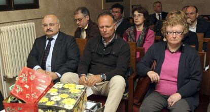 Josep Juan Cardona (i);  Kurt Viaene (c) y Antonia Ordinas (d), el pasado martes durante el juicio.