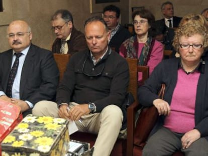 Josep Juan Cardona (i);  Kurt Viaene (c) y Antonia Ordinas (d), el pasado martes durante el juicio.