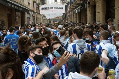 Una multitud de aficionados de la Real Sociedad se reúnen en la Parte Vieja de San Sebastián, antes de la celebración de la final de la Copa del Rey que disputarán esta noche ante el Athletic de Bilbao en Sevilla.