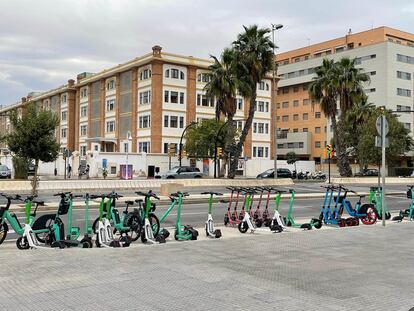 Un grupo de vehículos de movilidad personal (VMP) en el centro de Málaga, una de las ciudades donde más ha proliferado el uso del patinete.