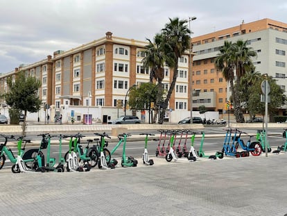 Un grupo de vehículos de movilidad personal (VMP) en el centro de Málaga, una de las ciudades donde más ha proliferado el uso del patinete.