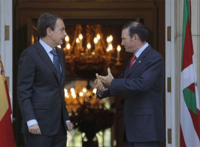 El presidente del Gobierno, José Luis Rodríguez Zapatero, recibe al <i>lehendakari,</i> Juan José Ibarretxe, el pasado mayo en La Moncloa.