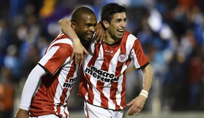 Santiago Garc&iacute;a (izda), del River Plate de Uruguay, celebra un gol en 2014.  