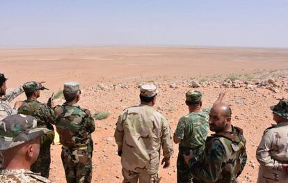 Fuerzas progubernamentales sirias, en Bir Qabaqib, a 40 kilómetros de Deir Ezzor